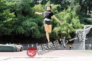 重庆女孩得世界跳远冠军 全球中学生跳得最远