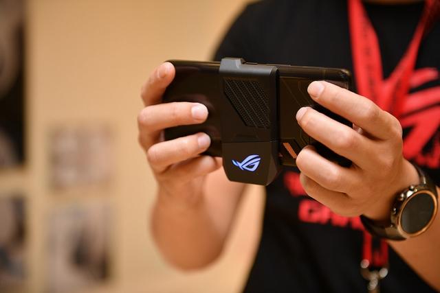 超级散热最强性能!华硕ROG游戏手机震撼发布