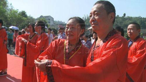 铜梁百对情侣举行古典婚礼
