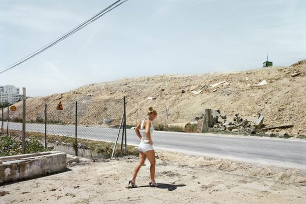摄影师实拍西班牙公路旁的站街性工作者(图)
