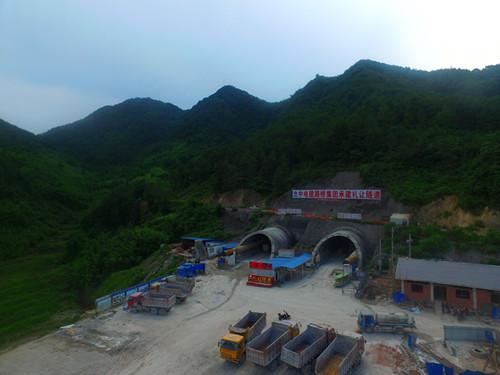 礼让隧道21日贯通 梁忠高速公路主体工程全部完工