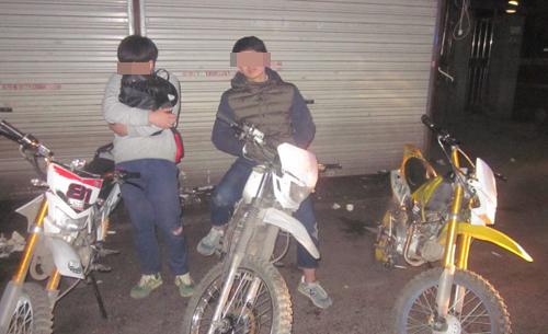 3少年无证骑摩托 深夜大街上狂飙(图)