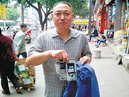 男子打完电话后把手机放口袋里 一分钟后手机炸了