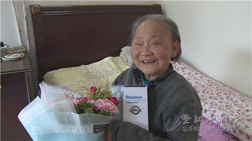 感恩母亲节爱心志愿者养老院里当儿女