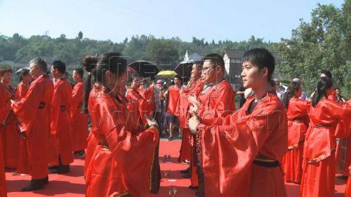 铜梁百对情侣举行古典婚礼