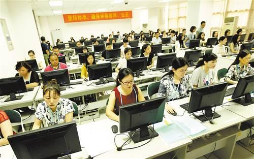 走进高考阅卷现场 原来高考成绩是这样出来的