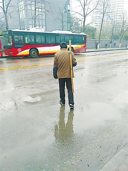 室外温度不到2℃ 力哥捡个钱包风雪中等失主一