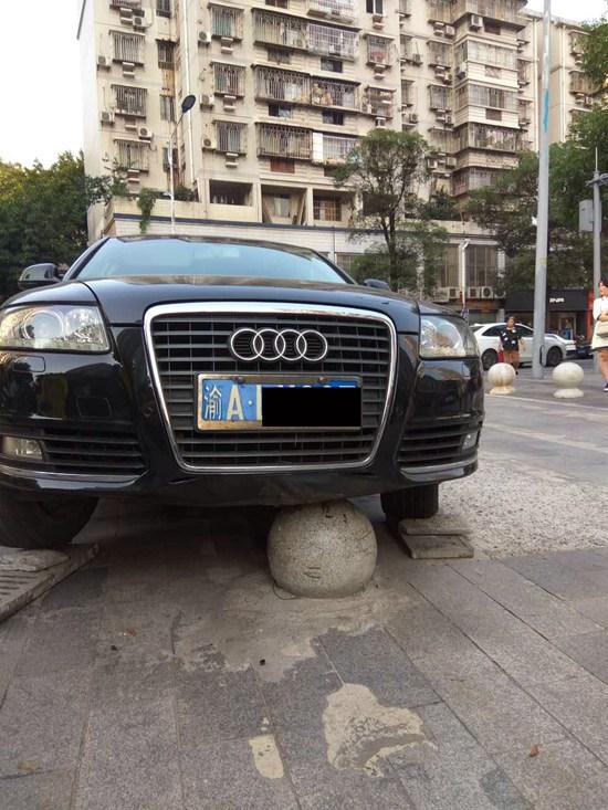 老太太开车“骑”上隔离墩 北碚交警热心相助