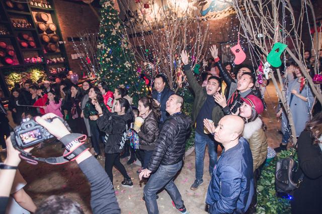 百人假人挑战!现在的KTV都这么会玩了!