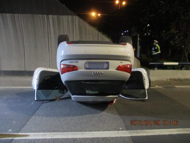 隧道内超车不成开“斗气车” 奥迪翻成“四脚朝天”