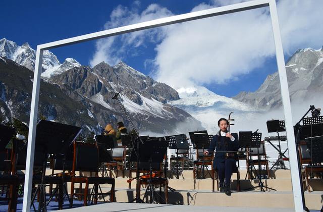 重庆美女雪山之巅二胡独奏 绝美惊艳