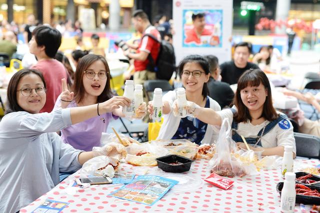 五折吃虾 酸奶畅饮 小龙虾节财富中心站走起