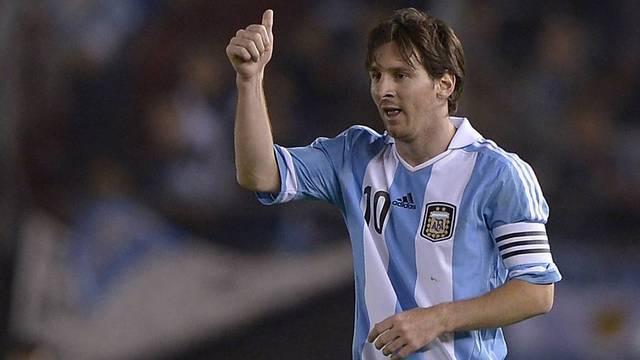 阿根廷11年前放大招抢梅西 球王17岁首秀1挑