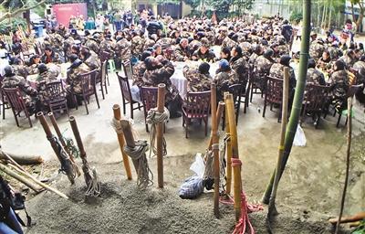 男子请300多60岁以上棒棒团年 给每人准备1个红包_大渝网_腾讯网