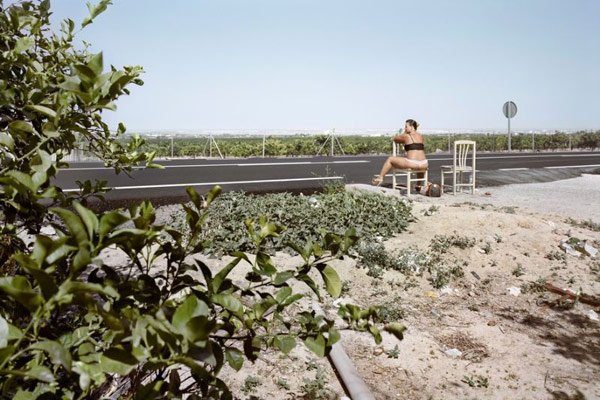 旁的站街性工作者(图)