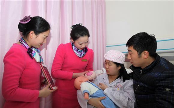 永川医务人员走进病房 向孕产妇传播健康教育