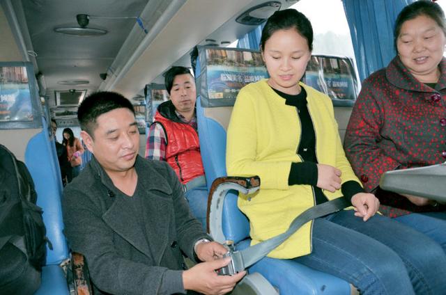 飞来钢板劈中车窗 救命司机登上中国好人榜