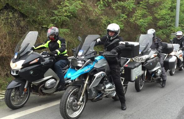 6男子骑摩托上高速 一路狂飙见车就超