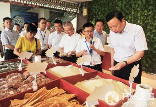 开州区委书记何毅参观考察“开街创谷”