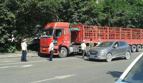 北碚警方联合交通执法大队 整治货运车辆违法