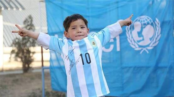 阿富汗塑料袋男孩成新晋网红 喜获梅西签名球
