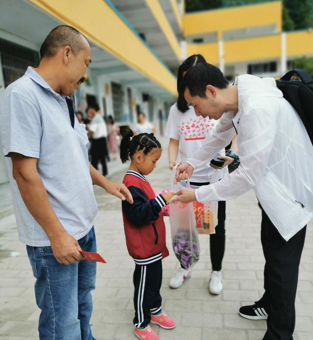 焕新开学季 礼赞“好老师” 浙商银行重庆分行赴酉阳县车田乡中心小学举行2020年“焕新开学季”结对帮扶系列慰问活动