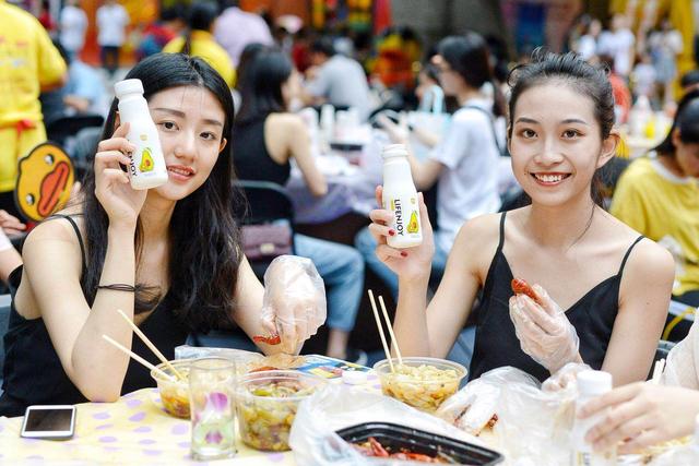 五折吃虾 酸奶畅饮 小龙虾节财富中心站走起