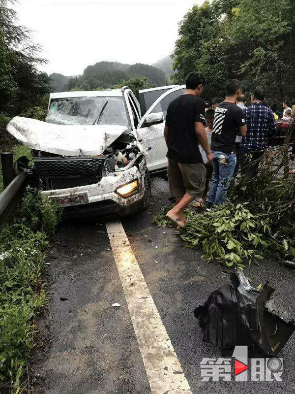 包茂高速龙凤山隧道处发生连环车祸 致2人死亡