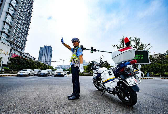 每天头顶烈日工作12个小时 北碚交警坚守岗位