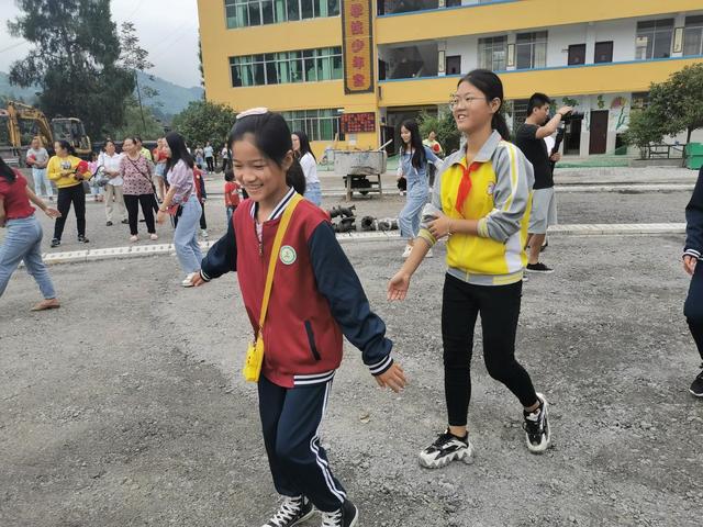 焕新开学季 礼赞“好老师” 浙商银行重庆分行赴酉阳县车田乡中心小学举行2020年“焕新开学季”结对帮扶系列慰问活动