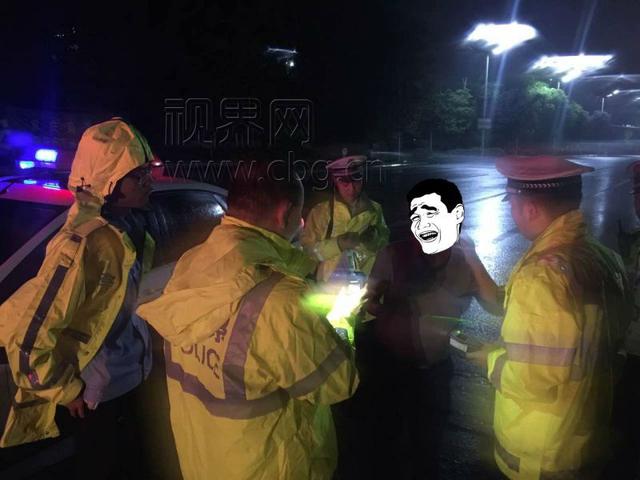 男子酒驾在高速路上走S