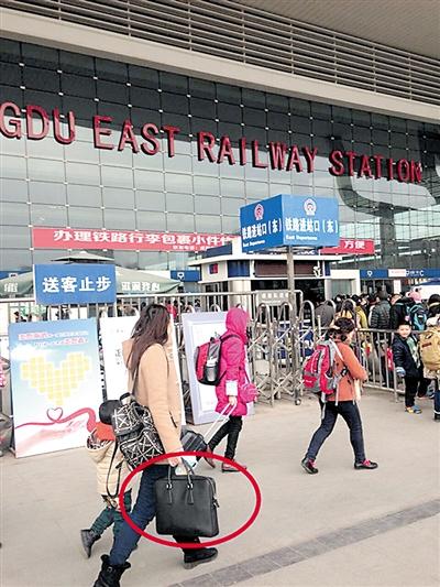 成渝高铁上遗落手提包 女子出三万元寻包