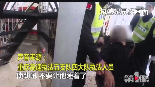 货车司机修车 3吨重的车头突然落下将他砸晕