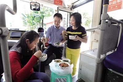 公交夫妻档上了12年“对班” 经常碰不到面