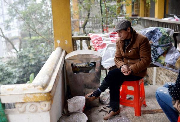 涪陵一个人的动物园 | 见到有人来，非洲狮惊恐得像个孩子