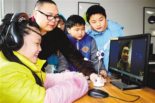 留守儿童网上与父母团年