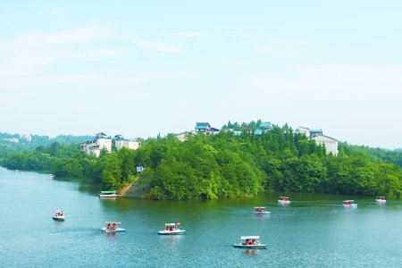 重庆人爱出省避暑 主城周边景区打价格战