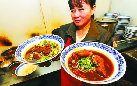 重庆小面浇头有30余种 创新浇头受欢迎