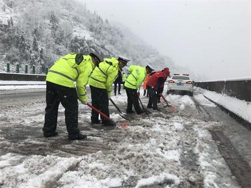 降雪致多处高速道路结冰 万州司机要当心