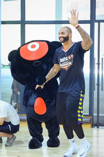 NBA球星卡洛斯·布泽尔来渝执教篮球训练营