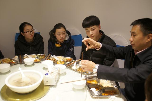 松树桥中学领导班子午餐会走心 师生欢快畅谈