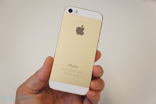 金色版很好看 苹果全新iPhone5S真机上手玩