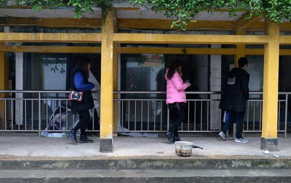 涪陵一个人的动物园 | 见到有人来，非洲狮惊恐得像个孩子