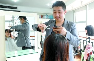 传奇<em>美发师</em> 闭起眼睛也能剪出完美发型(图)_大