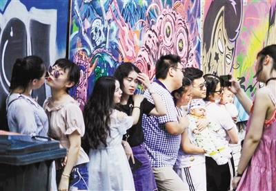 五一小长假渝中这些网红景点挤爆了(图)