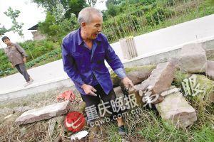 村民介绍,他把路边的石头翻了几遍都没看见传言中的蟒蛇.