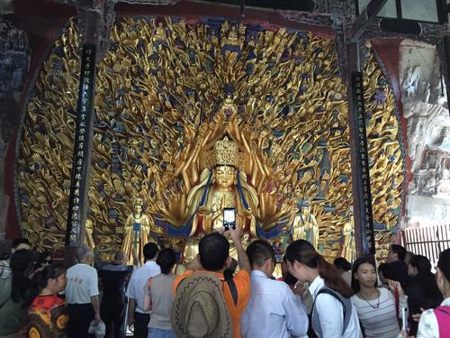 【转】大足石刻宝顶山“千手观音”引来国内外游客