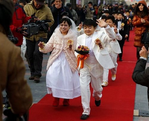 袖珍人办集体婚礼 袖珍人的幸福