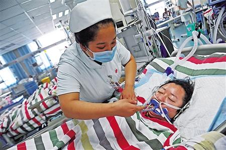 两医生跪地抢救20余分钟 从死神手里夺回女子生命