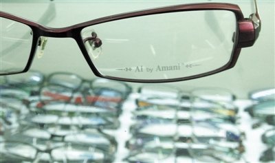 阜成门附近一眼镜店内，“阿玛尼”品牌商标为“amani”，比国际眼镜品牌“armani”少了一个“r”。